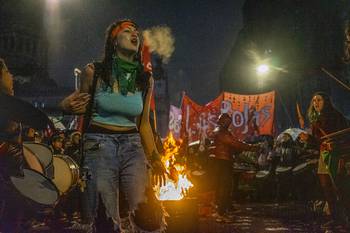 Movilización frente al Parlamento argentino, mientras se votaba la ley de aborto (archivo, agosto de 2018). Movilización frente al Parlamento argentino, mientras se votaba la ley de aborto (archivo, agosto de 2018).