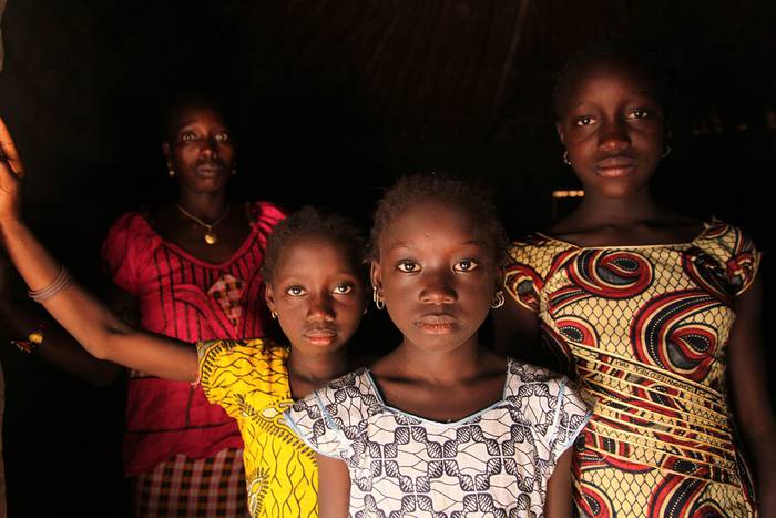 Una mujer y sus hijas en su casa de Cambadju, la primera comunidad en Guinea-Bissau en renunciar a la mutilación genital femenina. Foto: AFP, UNICEF