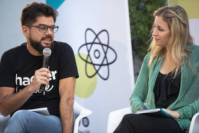 Dardo Ceballos y Cecilia Güemes, durante el lanzamiento del encuentro “Hacker, cómo innovar desde lo público”, en el Cabildo de Montevideo. · Foto:  Santiago Mazzarovich