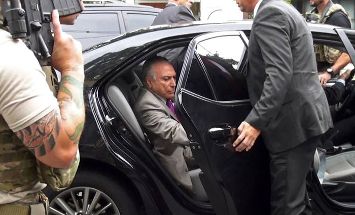 Captura de video que muestra al ex presidente de Brasil Michel Temer luego de ser arrestado en San Pablo en marzo de 2019. · Foto: Ho, BandTV, AFP