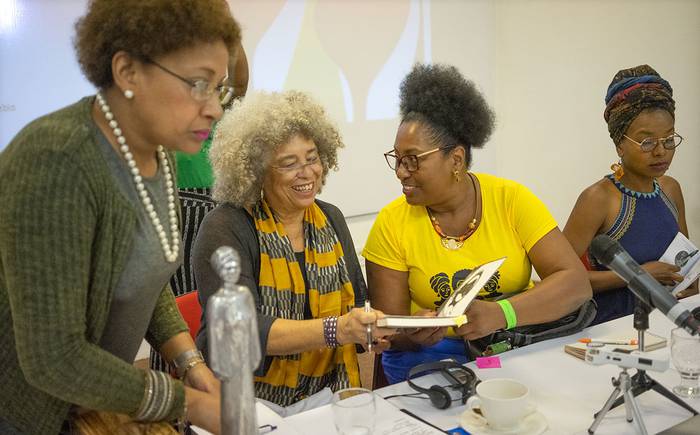 Conversatorio entre mujeres afro, referentes de Uruguay, Brasil, Argentina, Chile y Colombia con Angela Davis. · Foto: Mariana Greif