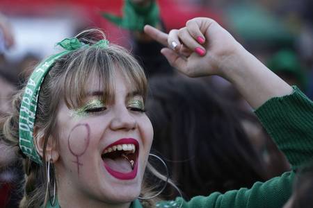 Movilización para legalizar el aborto, ayer, frente al Congreso Nacional, en Buenos Aires.
· Foto: Emiliano Lasalvia, AFP Movilización para legalizar el aborto, ayer, frente al Congreso Nacional, en Buenos Aires.
· Foto: Emiliano Lasalvia, AFP