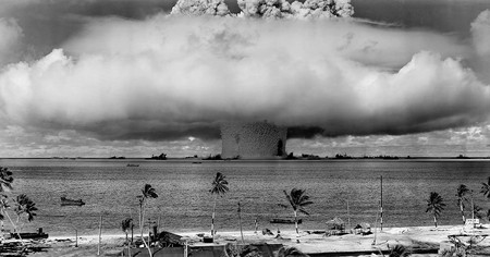 Prueba atómica en la Isla Bikini, 1946.
Foto: Departamento de Estado de Estados Unidos Prueba atómica en la Isla Bikini, 1946.
Foto: Departamento de Estado de Estados Unidos