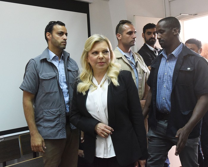 Sara Netanyahu, esposa del primer ministro israelí, Benjamin Netanyahu, llega a la Corte de Magistrados, ayer, en Jerusalén.
 · Foto: Debbie Hill, AFP