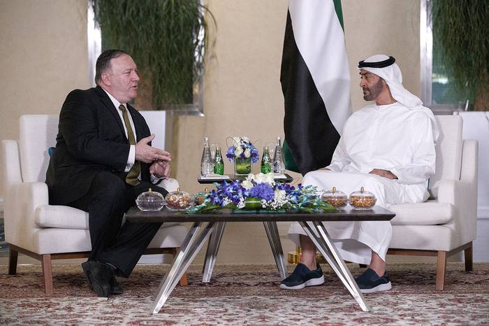 Mike Pompeo, secretario de Estado de Estados Unidos, y Mohamed ben Zayed Al-Nahyan, príncipe de los Emiratos Árabes Unidos, ayer, en Abu Dhabi.

 · Foto: Jacquelyn Martin, AFP