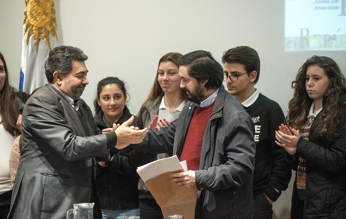 Nelson Villarreal entrega el premio Tus Ideas Valen, a representantes del Liceo Alfonso Trelles, de Tala.  · Foto: Federico Gutiérrez