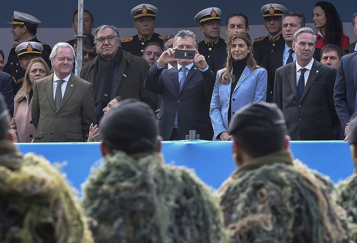 Mauricio Macri durante un desfile militar junto a su esposa Juliana Awada, en el marco de las celebraciones por el 203 aniversario de la declaración de la independencia argentina, ayer en Buenos Aires. Foto: Mariana Guerra, Telam, Afp
