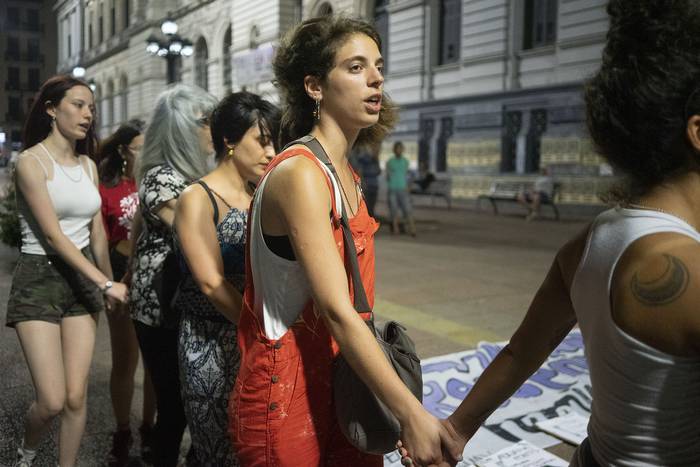 Alerta feminista por los 30 femicidios del año, el 21 de noviembre, en 18 de Julio. · Foto: Mariana Greif