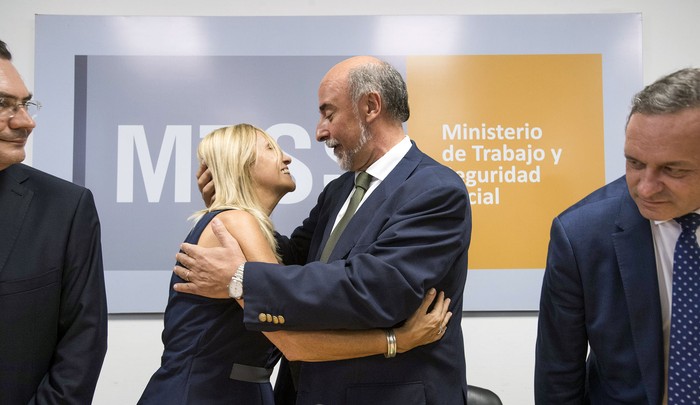 Beatriz Argimón y Pablo Mieres, este lunes, en el Ministerio de Trabajo y Seguridad Social. · Foto: Sandro Pereyra