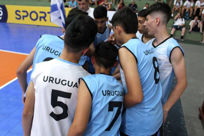 Equipo de voleibol de Uruguay, en los XXV Juegos Sudamericanos Escolares 2019, en Asunción. · Foto: S/D autor