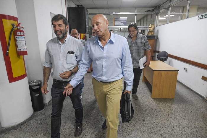 Fernando Pereira y Jorge Bermúdez, ayer, en el Ministerio de Trabajo y Seguridad Social.  · Foto: Sandro Pereyra