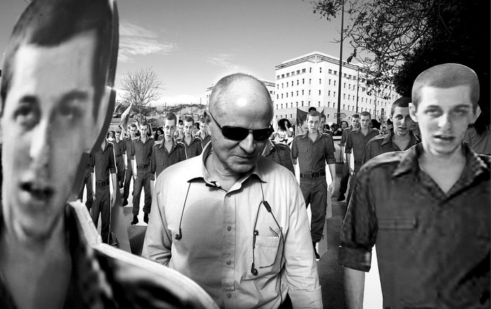 Noam Shalit, padre del soldado israelí Gild Shalit, camina entre retratos de cuerpo entero de su hijo, durante una protesta para pedir la liberación de su hijo a las afueras de las oficinas del primer ministro israelí, Benjamin Netanyahu, en Jerusalén, el lunes · Foto: Efe, Abir Sultan 