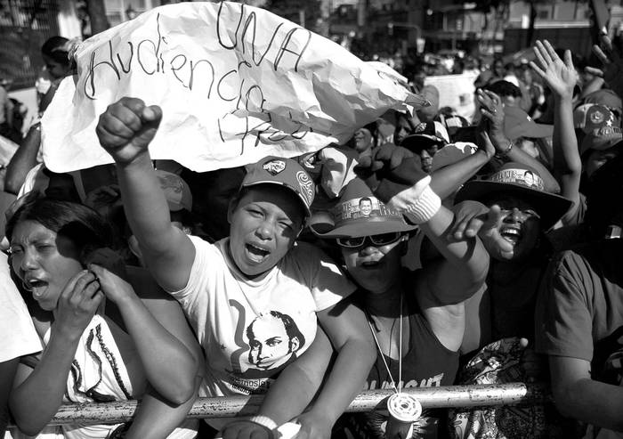 Una multitud de partidarios del presidente venezolano, Hugo Chávez, que llegó de todas partes del país se reunió el viernes frente al Palacio de Gobierno en Caracas, durante la celebración del Día de la Juventud Venezolana.  · Foto: Efe, David Fernández