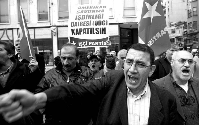 Nacionalistas turcos manifiestan en contra de Estados Unidos tras la aprobación en la Comisión de Asuntos Exteriores de la Cámara de Representantes de EE.UU de una moción a favor de reconocer el genocidio armenio.  · Foto: Tolga Bozuglu