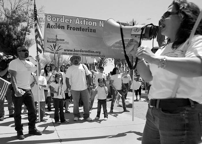 Protesta contra la Ley Antiinmigración SB1070 en el Capitolio de Phoenix, Arizona, el domingo. · Foto: Efe, Roy Dabner