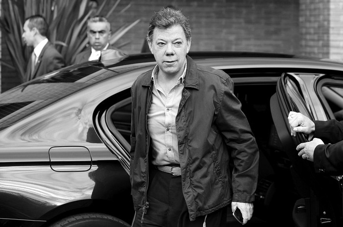 El presidente Juan Manuel Santos, ayer, cuando llegaba al hospital de la Fundación Santa Fe de Bogotá, en la capital colombiana. · Foto: Mauricio Dueñas Castañeda, Efe