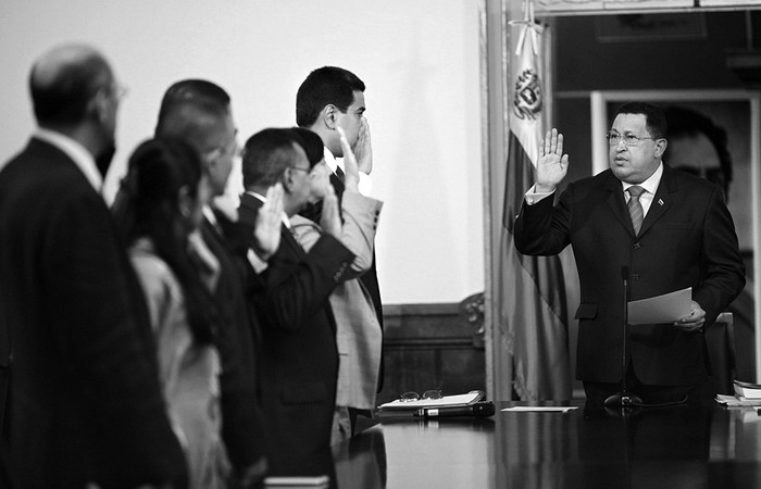 El presidente venezolano, Hugo Chávez, toma juramento a sus nuevos ministros en el Palacio de Miraflores, en Caracas.  · Foto:  Prensa Miraflores, Efe, s/d de autor