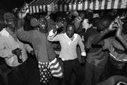 Partidarios del presidente estadounidense, Barack Obama, bailan mientras observan la transmisión de la cobertura de las elecciones presidenciales en Estados Unidos, en la aldea Nyang'oma Kogelo, donde fue criado el padre de Barack Obama y donde vive su abuela Sarah Onyango Obama, a unos 400 kilómetros de Nairobi, Kenia. 
