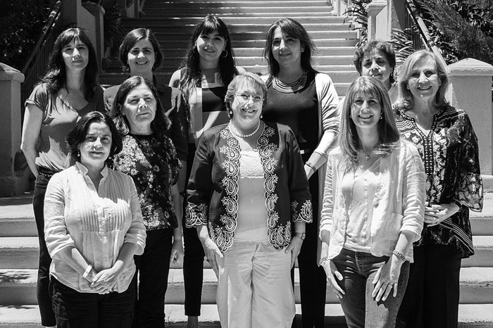 Michel Bachelet, presidenta electa de Chile, junto a mujeres integrantes de su gabinete en una reunión de trabajo el 31 de enero, en el hotel Termas del Jahuel, a 100 kilómetros de Santiago de Chile (Chile)./ Foto: s/d autor, michellebachelet.cl