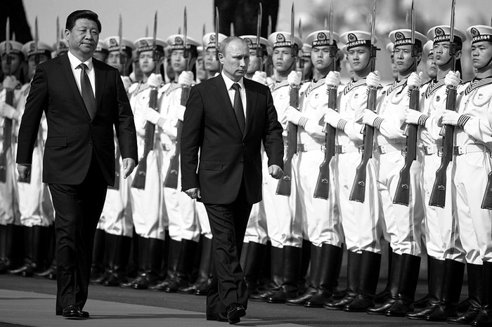 Xi Jinping y Vladimir Putin, presidentes de China y Rusia, ayer cuando pasaban revista a la guardia de honor en la ceremonia de inauguración de las maniobras chino-rusas de interacción naval 2014, en Shanghái (China). / Foto: Alexey Druzhinyn, Efe