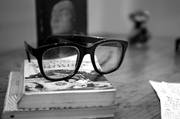 Los lentes de Juan Carlos Onetti sobre una novela policial, cuando fueron expuestos en el Centro Cultural de España, en Montevideo. / Foto: Iván Franco (archivo, marzo de 2005)