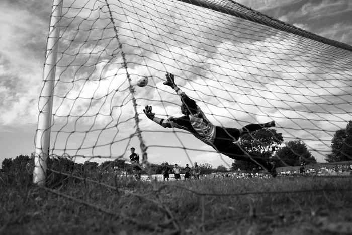 Alvaro Pintos, de Cerro, convierte de penal ante Racing, en el Parque Roberto por el Torneo Apertura del Campeonato Uruguayo 2006-2007 de segunda división. / Foto: Fernando Morán