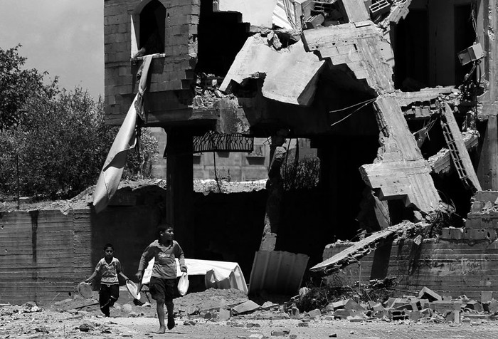 Niños palestinos en la ciudad de Bait Lahiya, al norte de la Franja de Gaza. / Foto: Mohammed Saber, Efe