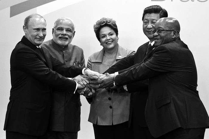 Vladimir Putin, presidente de Rusia; Narendra Modi, primer ministro de India; Dilma Rousseff , presidenta de Brasil; Xi Jinping, presidente de China; y Jacob Zuma, presidente de Sudáfrica el martes 15 en Fortaleza (Brasil), en la inauguración de la VI Cumbre del BRICS. / Foto: Jarbas Oliveira, Efe.