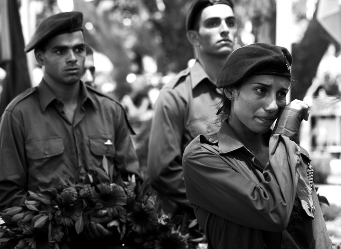  Soldados israelíes en el cementerio de Jolón (Israel), en el sepelio del comandante Tsafrir Bar-Or, fallecido durante la operación Margen Protector. / Foto: Jim Hollander, Efe