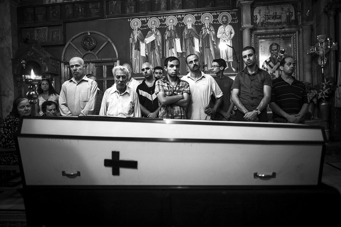 Funeral de Jalila Ayad, una mujer de 60 años que falleció tras un ataque aéreo israelí, ayer, en la iglesia de San Porfirio de la ciudad de Gaza. / Foto: Oliver Weiken, EFE