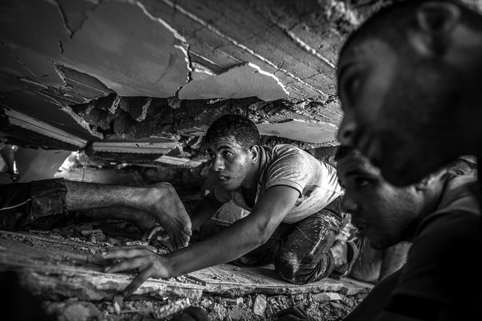 Búsqueda de sobrevivientes entre los escombros de una casa en el campo de refugiados de Shati, ayer en la Franja de Gaza. / Foto: Oliver Weiken, Efe
