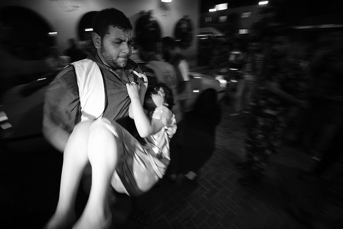 Traslado de una niña herida al hospital Al-Shifa ayer, al norte de la Franja de Gaza, luego de que aviones israelíes atacaran la casa de la familia Al-Dalow, en la zona roja de Al-Sheikh en respuesta a cohetes lanzados desde la Franja Gaza. / Foto: Mohammed Saber, Efe.