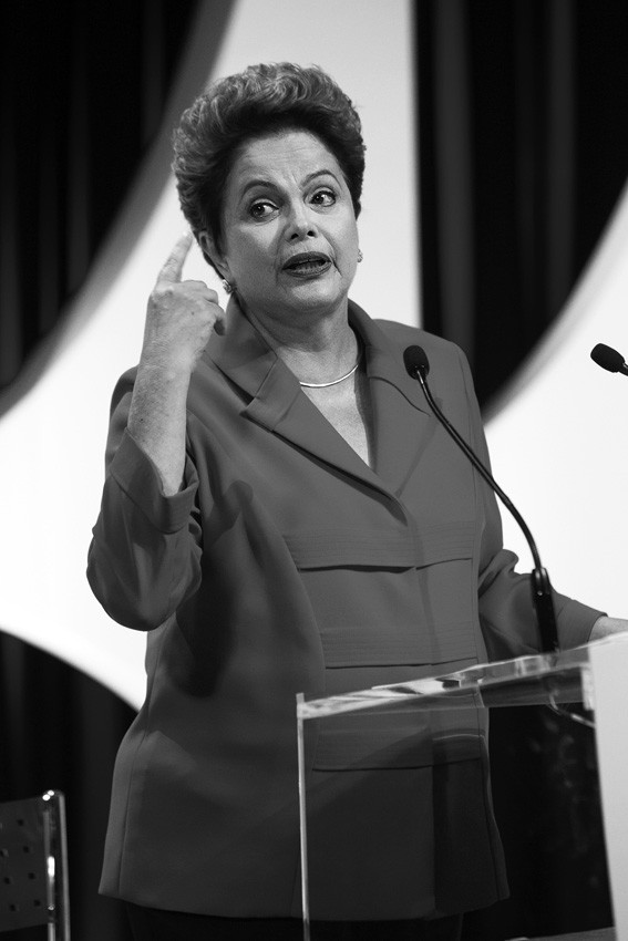 Dilma Rousseff, candidata a la presidencia de Brasil por el Partido de los Trabajadores (PT) y actual mandataria del país, ayer en el debate televisivo organizado por el canal SBT. / Foto: Sebastião Moreira, Efe