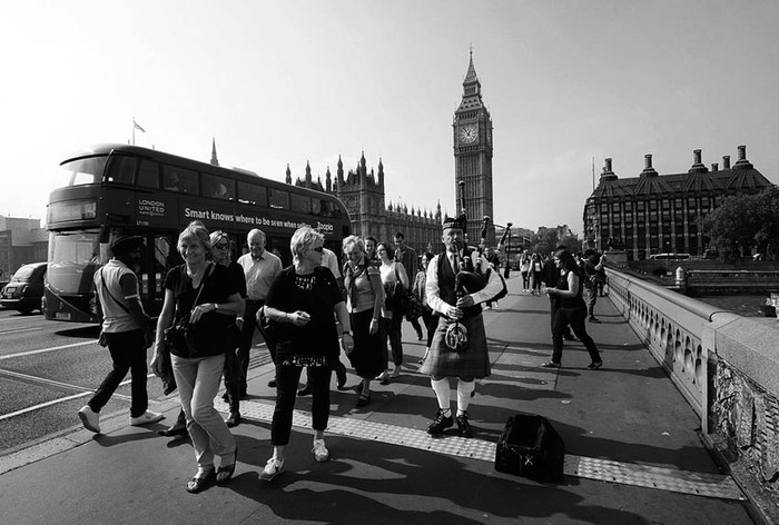  El gaitero escocés Anton Doherty frente al Big Ben en Londres (Reino Unido), el viernes 19 de setiembre. / Foto: Facundo Arrizabalaga, Efe