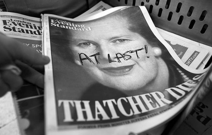 Edición del Evening Standard en la que alguien ha escrito "por fin" en la foto de portada de la ex primera ministra británica Margaret Thatcher, ayer, en Londres.  · Foto:  Andy Rain, Efe