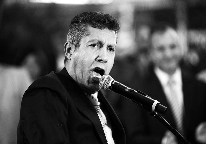 Henri Falcon, ex gobernador del estado de Lara, tras haber inscripto su candidatura presidencial en el Congreso Nacional Electoral, el martes, en Caracas. Foto: Carlos Becerra, AFP