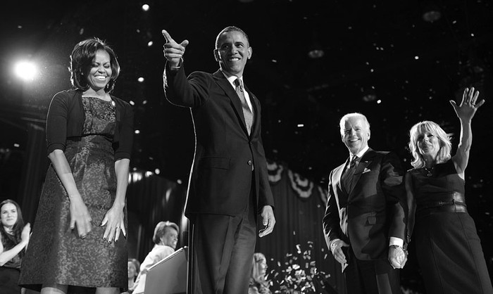 Michelle y Barack Obama, el vicepresidente, Joe Biden, y su esposa Jill, durante el acto que realizaron en el McCormick Place de Chicago para celebrar la victoria electoral. · Foto: Shawn Thew, Efe 