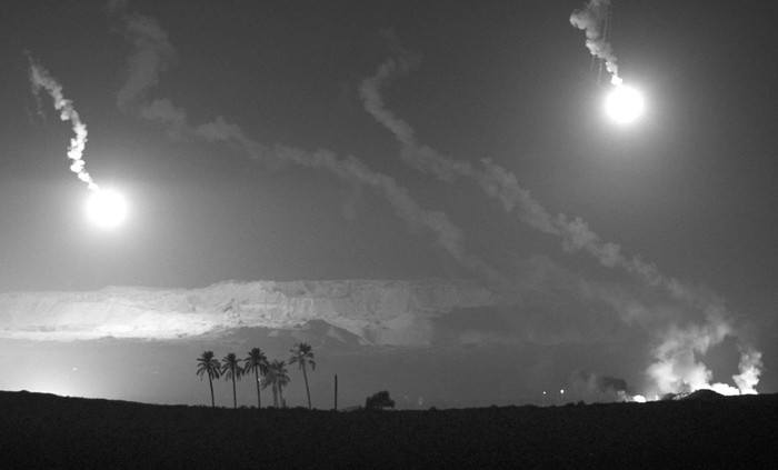 Bengalas lanzadas por el Ejercito israelí iluminan una zona antes de una descarga de la Artillería en la frontera de Israel
con la Franja de Gaza, ayer, horas antes de una anunciada tregua, mediada por Egipto.  · Foto: Atef Safadi, Efe