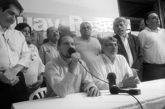 El candidato presidencial por el Frente Guasú, Aníbal Carrillo, y el ex presidente y candidato al Senado Fernando Lugo, durante la conferencia de prensa que brindaron en la sede del Frente Guasú. · Foto: Pablo Nogueira
