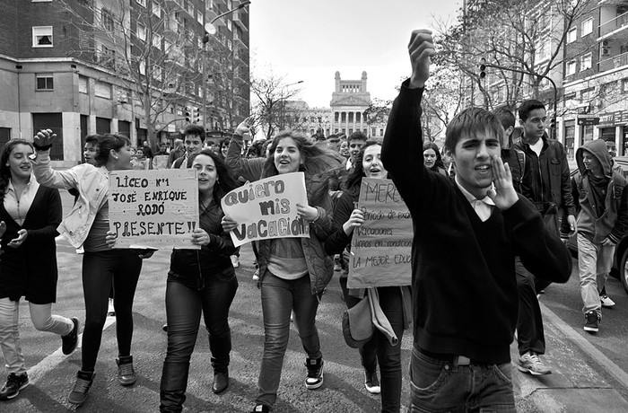 Marcha de estudiantes liceales rumbo al Codicen, ayer de tarde.  · Foto: Javier Calvelo