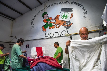 Lavadero de la cooperativa de usuarios Dodici, donde trabajan las personas que pasaron por el taller Sala 12 y están viviendo de forma más independiente, aunque todavía supervisada. · Foto: Andrés Cuenca Lavadero de la cooperativa de usuarios Dodici, donde trabajan las personas que pasaron por el taller Sala 12 y están viviendo de forma más independiente, aunque todavía supervisada. · Foto: Andrés Cuenca