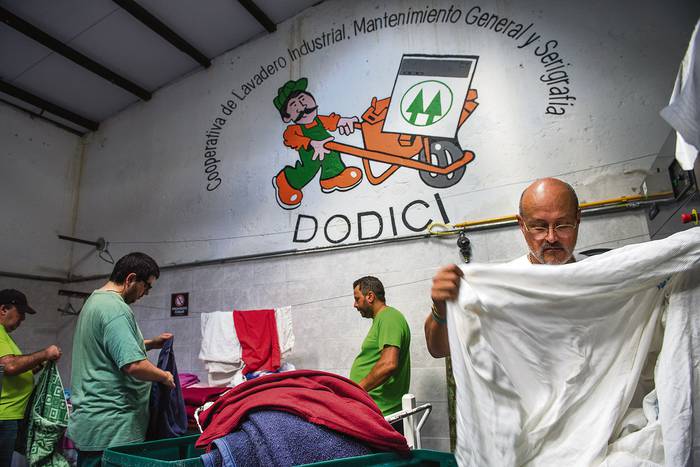 Lavadero de la cooperativa de usuarios Dodici, donde trabajan las personas que pasaron por el taller Sala 12 y están viviendo de forma más independiente, aunque todavía supervisada.  · Foto: Andrés Cuenca