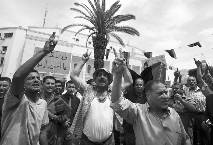 Manifestantes libios durante una protesta convocada para pedir la expulsión de las milicias, en la Plaza de los Mártires de Trípoli, el jueves.  · Foto:  sabri elmhedwi, efe