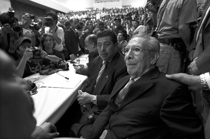 El ex dictador guatemalteco José Efraín Ríos Montt escucha su sentencia, el viernes en la Corte Suprema de Justicia en Ciudad de Guatemala.  · Foto:  Saúl Martínez, Efe