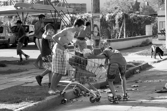 Participantes de los saqueos a un supermercado, ayer, en Córdoba. · Foto: Daniel Cáceres, Redimagen