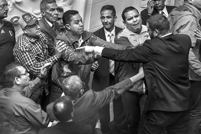 Diputados de la oposición y del gobierno durante una sesión especial de la Asamblea Nacional, ayer, en Caracas. Foto: Juan Barreto, AFP