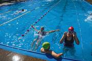 Clases de natación en la plaza de deportes número 6, el jueves, en La Teja. Foto: Mariana Greif