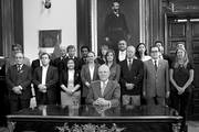 Pedro Pablo Kuczynski  posa con su gabinete ministerial, ayer, en el Palacio de Gobierno de Lima. Foto: Presidencia peruana, s/d de autor