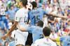 Raphaël Varane, de Francia, y Matías Vecino, de Uruguay, en el Mundial de Rusia. Raphaël Varane, de Francia, y Matías Vecino, de Uruguay, en el Mundial de Rusia.