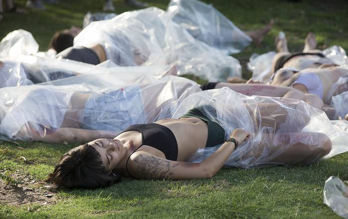 Intervención Cuerpos invisibles, el domingo, en el Parque Rodó. · Foto: Andrés Cuenca